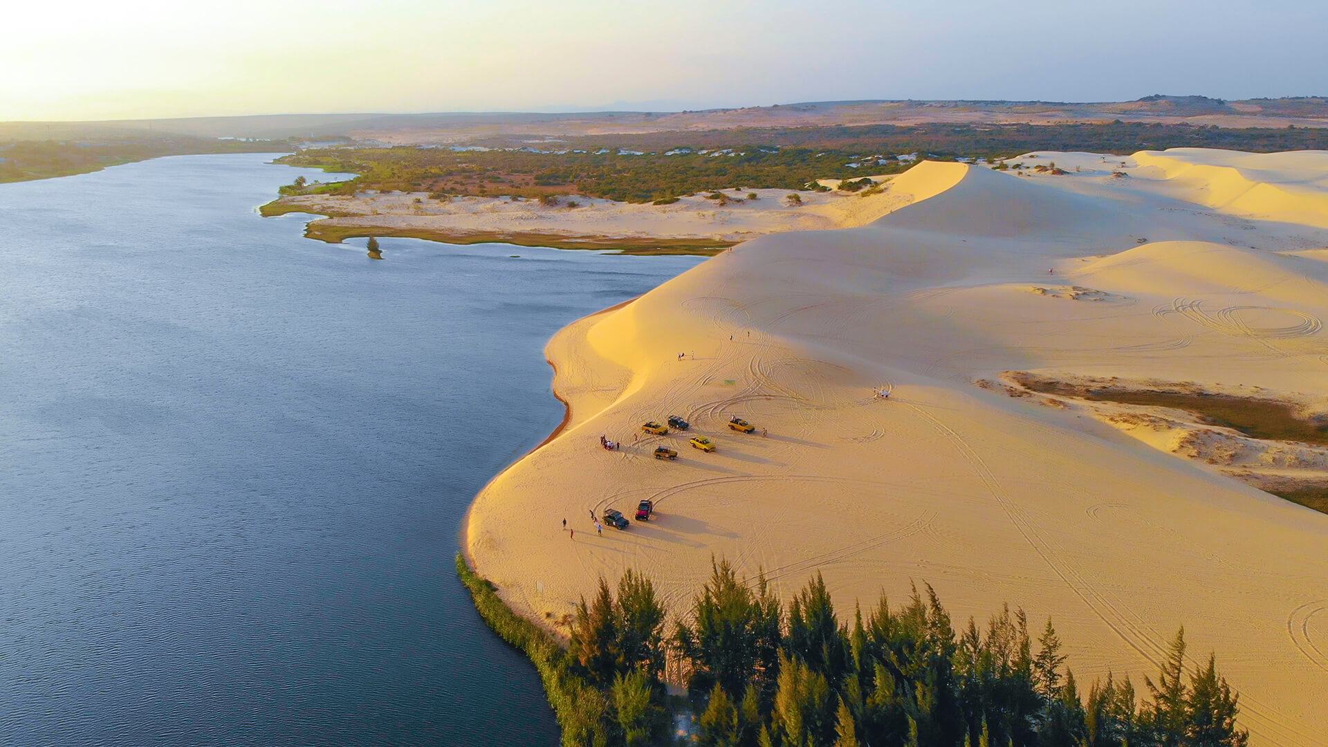 White sands, large lakes and lotus flowers – the beauty of Bau Trang ...