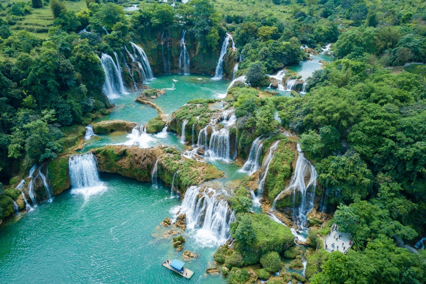 ban gioc waterfall cao bang province vietnam