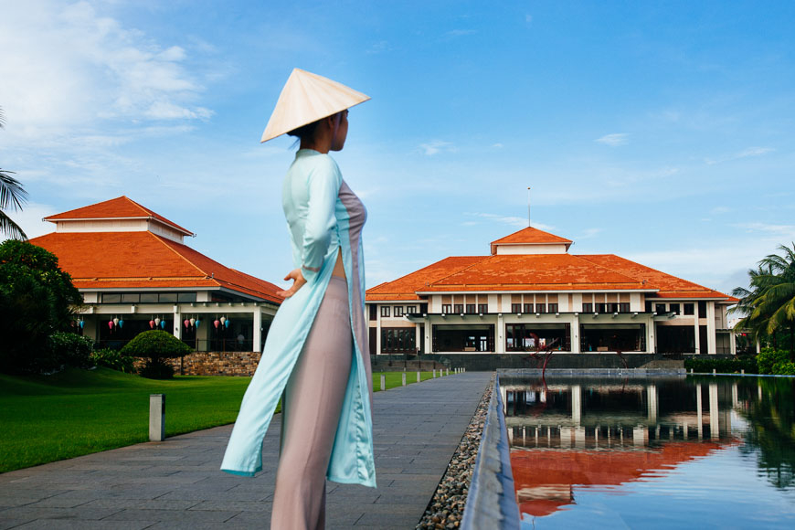 Vietnamese Women wearing Ao Dai (Vietnamese traditional clothing