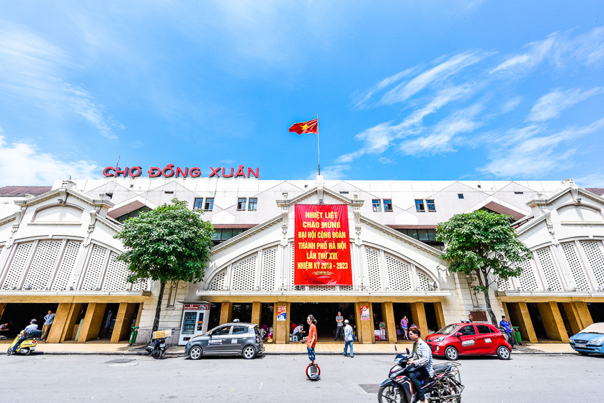 Dong Xuan Market main entrance.